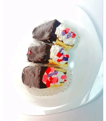 دسر شکلاتی با خامه و رنگ های تزئینی