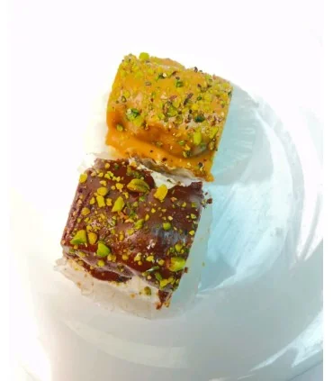 شیرینی کاکائویی دورنگ با مغز پسته