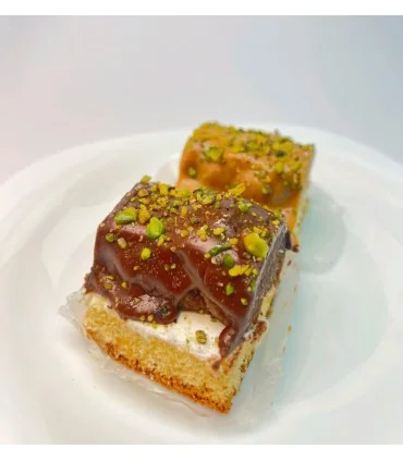 شیرینی کاکائویی دورنگ با مغز پسته