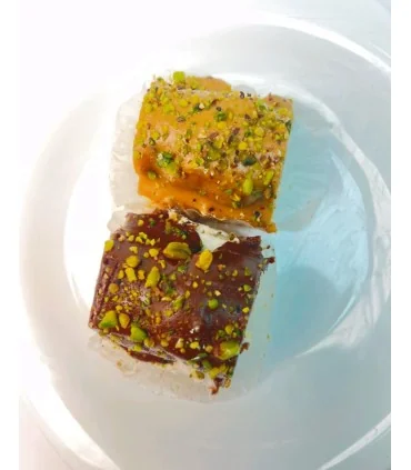 شیرینی کاکائویی دورنگ با مغز پسته