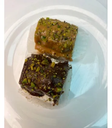 شیرینی کاکائویی دورنگ با مغز پسته