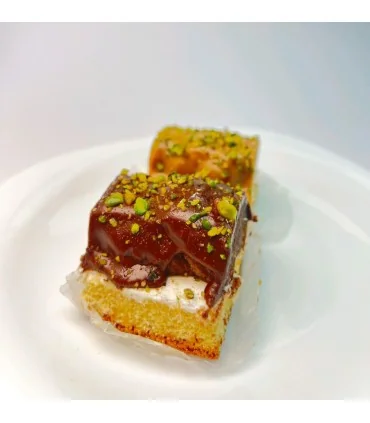 شیرینی کاکائویی دورنگ با مغز پسته