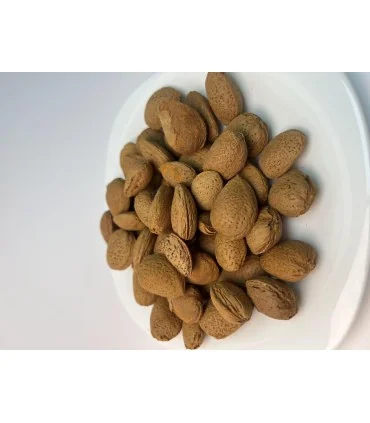 بادام درختی با پوست