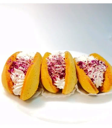 شیرینی لطیفه تزئین شده با پودر گل