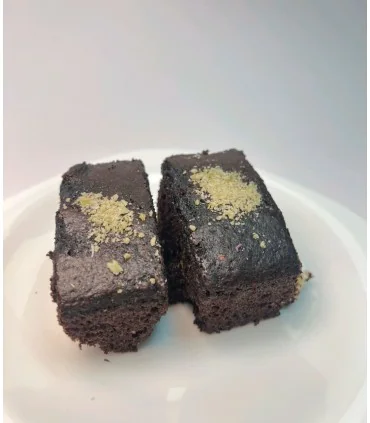 کیک اسفنجی کاکائویی باپودر پسته