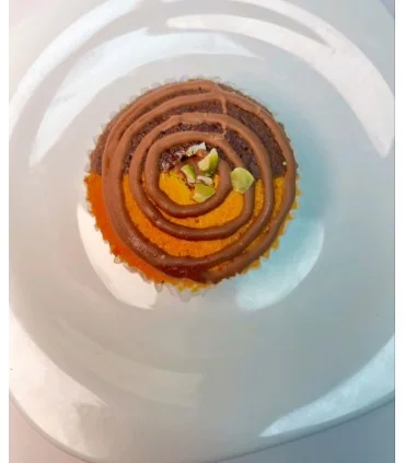 کیک اسفنجی دو رنگ با سس کاکائو