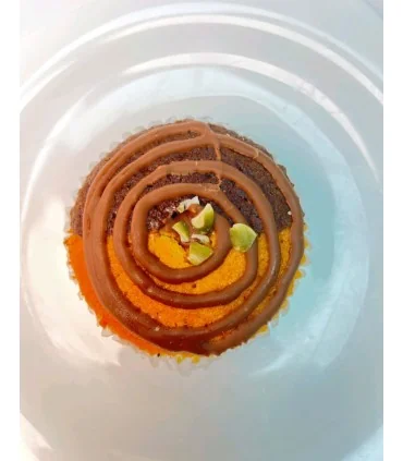 کیک اسفنجی دو رنگ با سس کاکائو