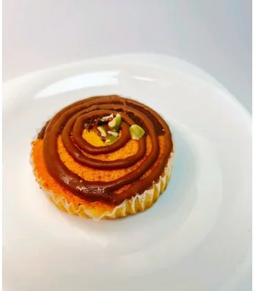 کیک اسفنجی دو رنگ با سس کاکائو