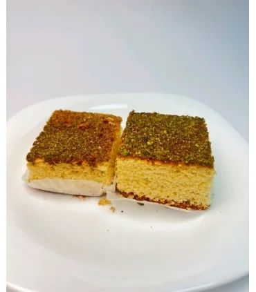 کیک اسفنجی با پودر پسته